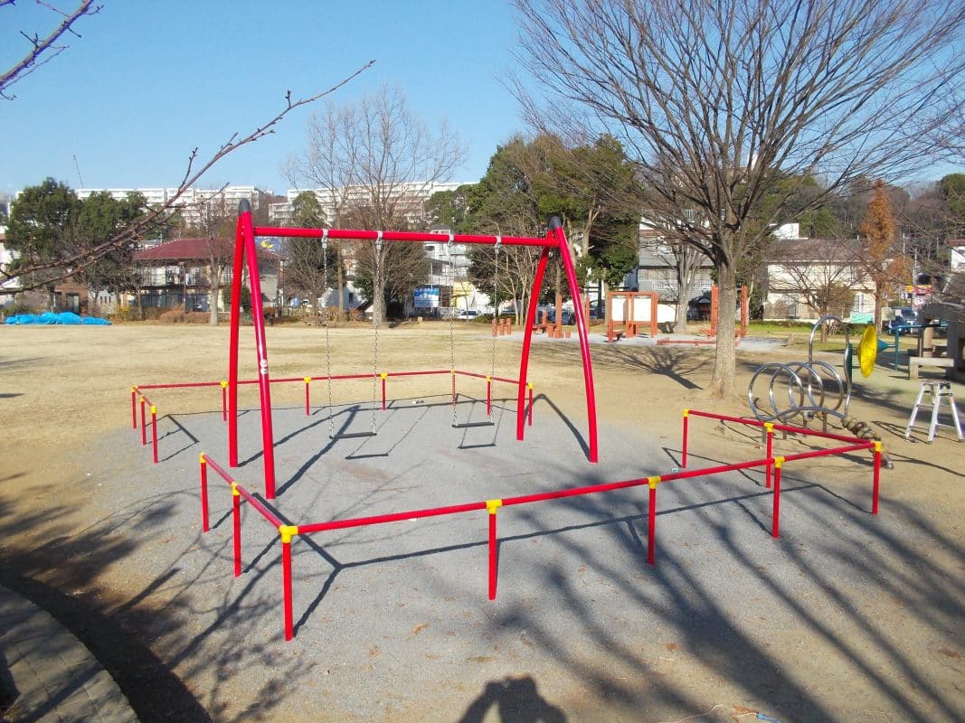 東京都多摩市乞田･貝取ふれあい広場エクスケープブランコ遊具