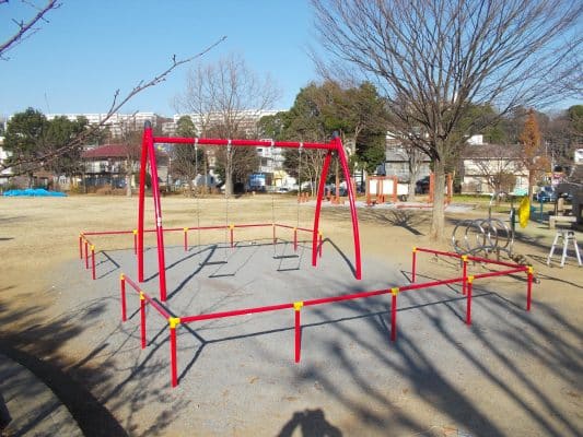 東京都多摩市乞田･貝取ふれあい広場エクスケープブランコ遊具