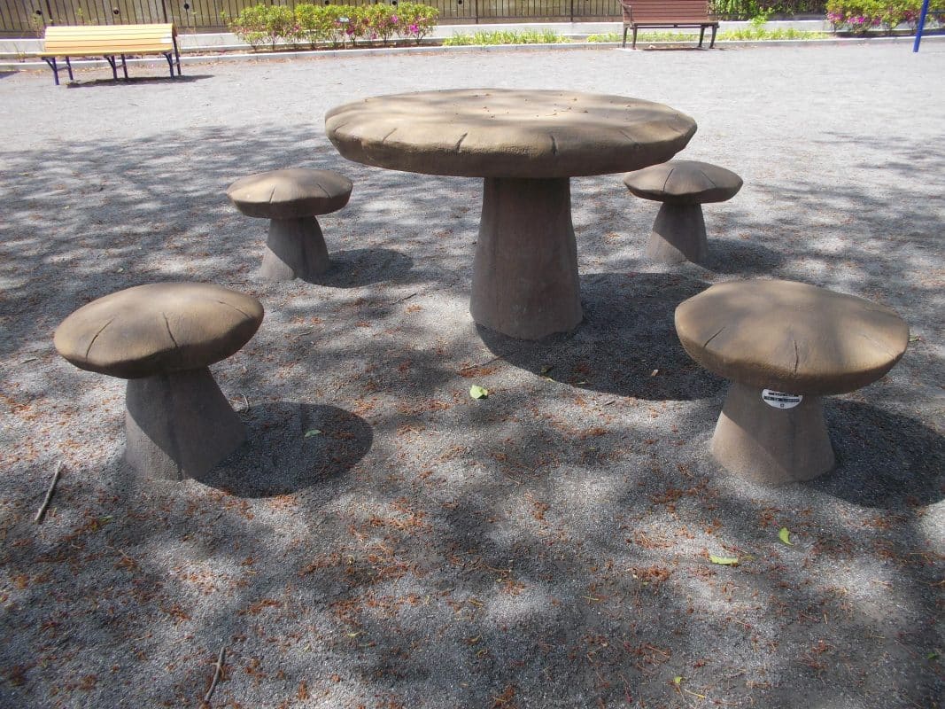 神奈川県横浜市六浦西第四公園きのこテーブルセット