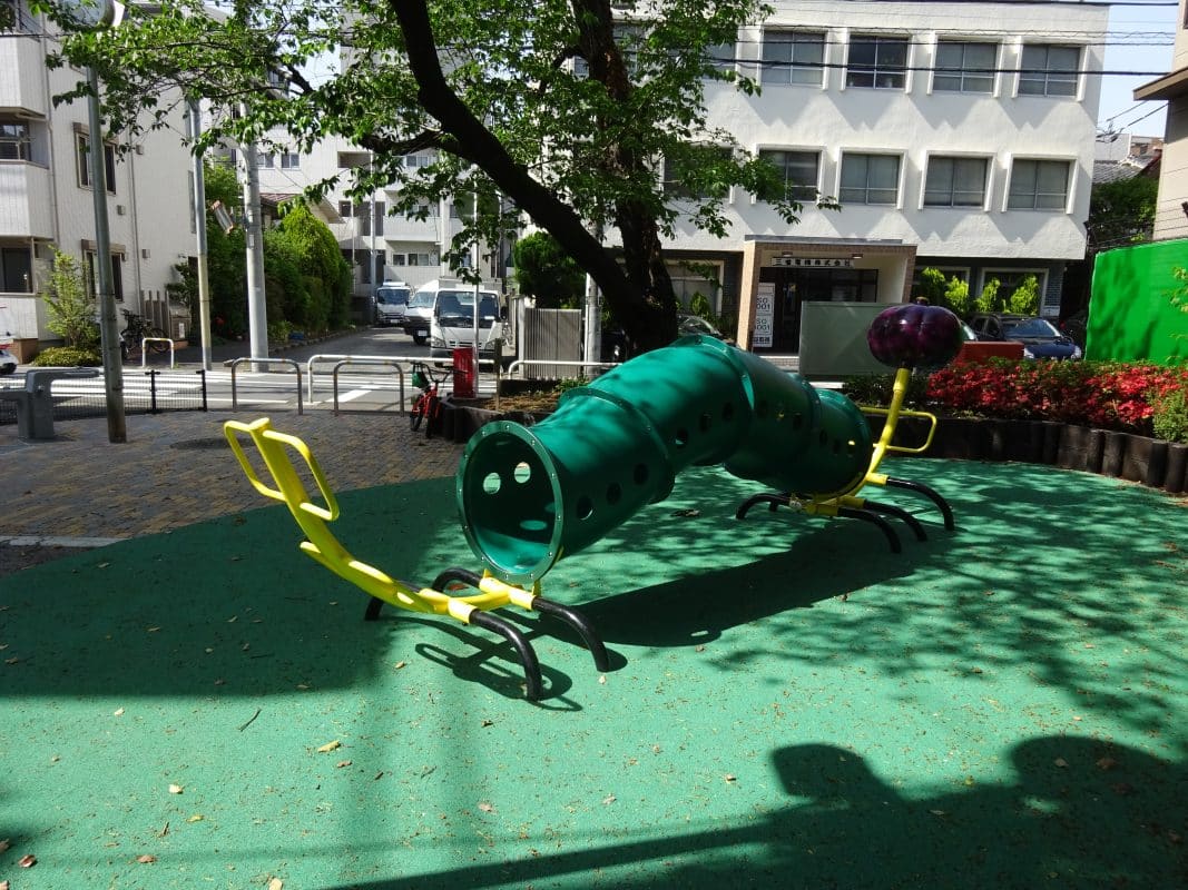 東京都品川区 荏原西公園イモムシクライマー遊具