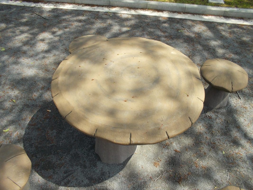 神奈川県横浜市六浦西第四公園きのこテーブルセット