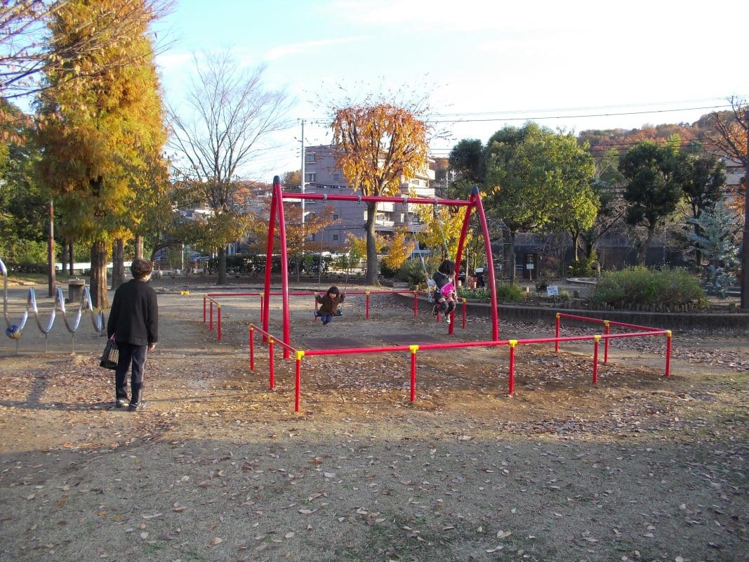 東京都多摩市乞田･貝取ふれあい広場エクスケープブランコ遊具