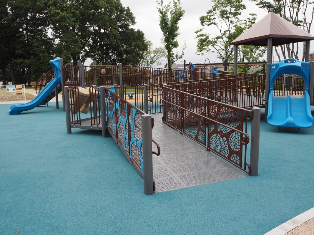 広々スロープ付き遊具