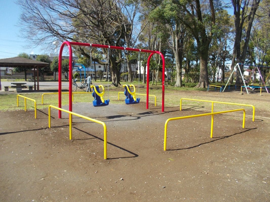 東京都青梅市わかぐさ公園インクルーシブなブランコ遊具