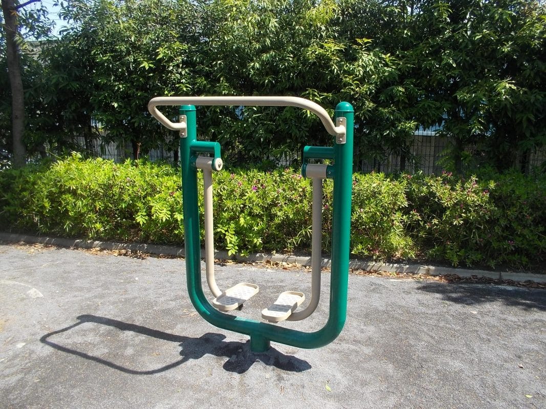 神奈川県川崎市東百合丘１丁目公園複合遊具と健康器具