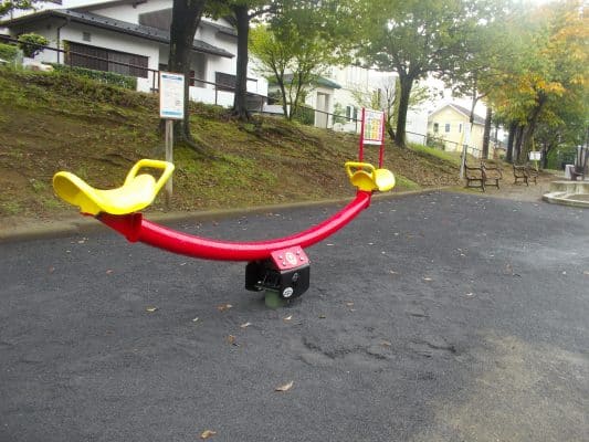 神奈川県横浜市美しが丘西山王坂公園スイングシーソー