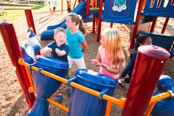 複数人のこどもで音が出る遊具で遊んでいる様子