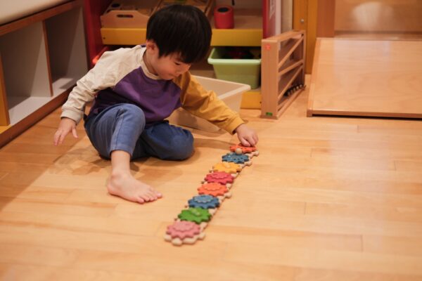 一人で遊ぶ男の子