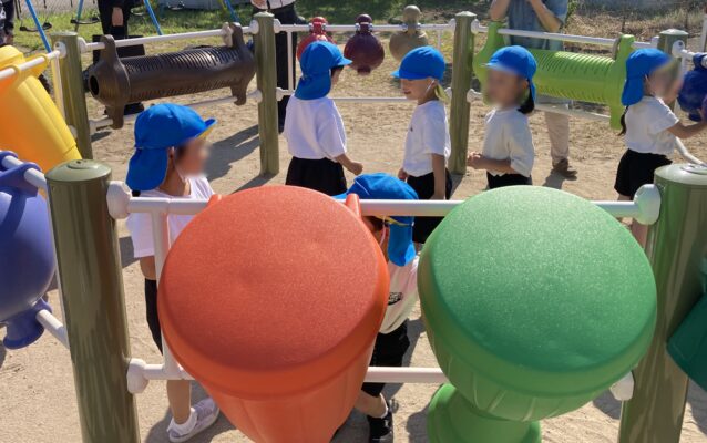ドラムサークルで遊ぶ子供たち