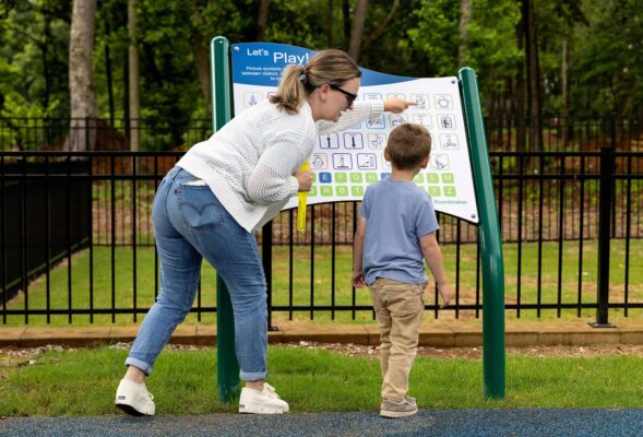 ミュニケーションを行う人々をサポートするための遊具。自分の気持ちを仲間に伝えたりすることを可能にする。