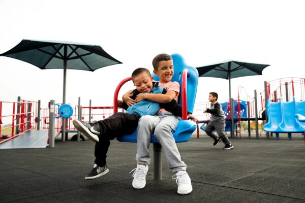 回転遊具で遊ぶ子どもたち